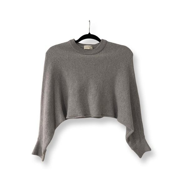Aritzia WILFRED naomi 100% merino wool
Grey cropped sweater - size S - Picture 7 of 7
